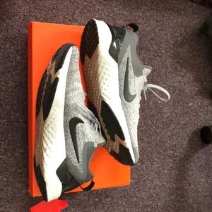 Nike odyssey size 8